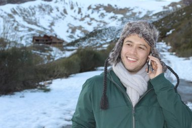 Eskimo erkek telefonla ararken gülümsüyor