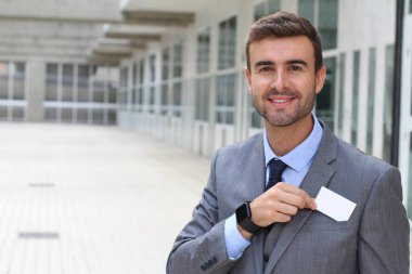 İşadamı sana kartvizitini vermek üzere.