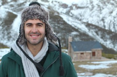 Eskimo erkek, elinde fotokopi aletiyle dışarıda duruyordu.