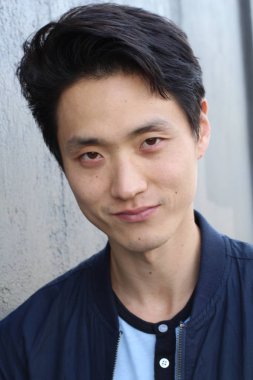 Tarafsız ifadeli Asyalı adam. Yakın plan.