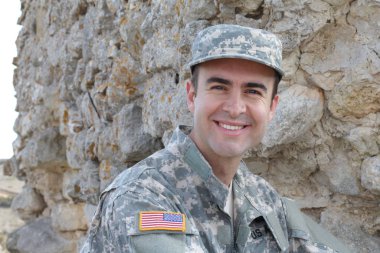 Dışarıda gülümseyen sağlıklı Amerikan askeri.