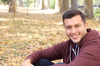 Karışık ırk erkeği sonbaharda fotokopi alanıyla gevşedi.