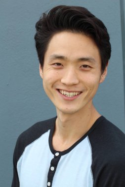 Tarafsız ifadeli Asyalı adam. Yakın plan.