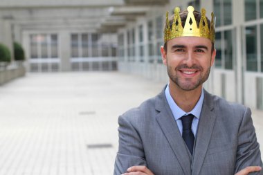 Ofisinde tacı olan mutlu bir işadamı.