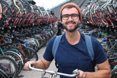 Bisiklet parkında gülümseyen adam