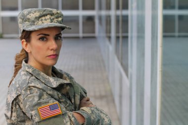 Fotokopi aletiyle gülümseyen askeri kadın