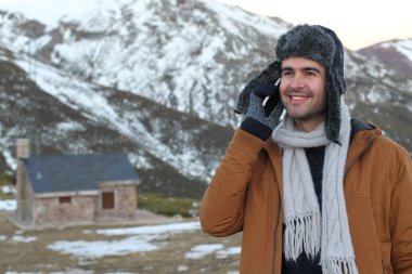 Eskimo erkek telefonla ararken gülümsüyor