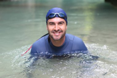 Okyanus mağarasında gülümseyen dalgıç