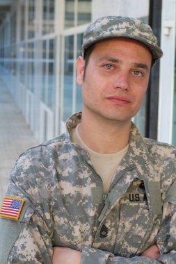 Derin Düşüncelere dalmış Asker