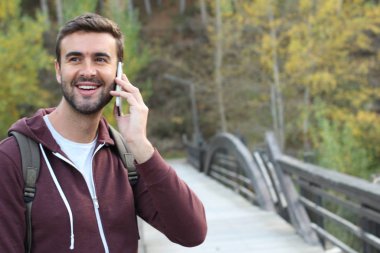 Karışık ırk erkeği kopyalama alanıyla sonbaharda çağrı yapıyor