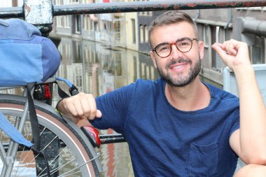 Amsterdam 'da esrar tutarken gülümseyen adam