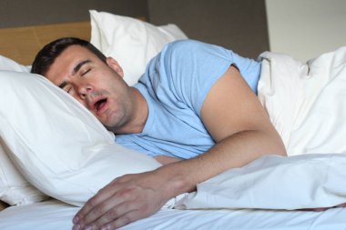 Etnik adam rahat bir yatakta derin bir uyku çekti.