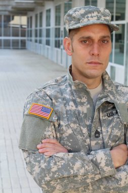 Sokaktaki üniformalı yakışıklı genç askerin yakın plan portresi.