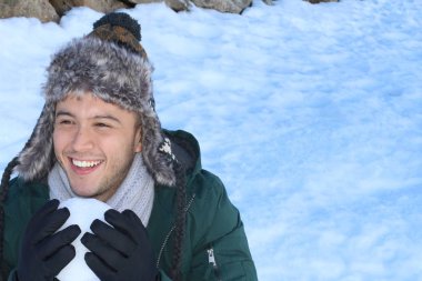 Oyuncu erkek bir kartopu atmak üzere.