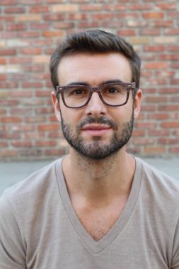 Caddedeki tişörtlü yakışıklı genç adamın yakın plan portresi.