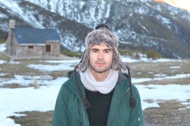 Eskimo erkek, elinde fotokopi aletiyle dışarıda duruyordu.