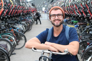 Bisiklet parkında gülümseyen adam