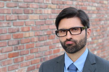 Genç dalgın işadamının portresi