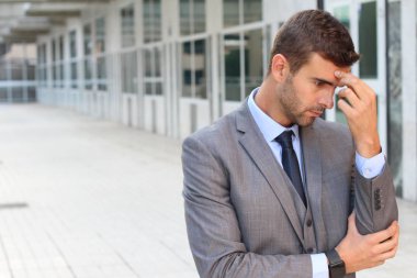 Düşüncelere dalmış iş adamı Kopya Alanı 'nı kapat