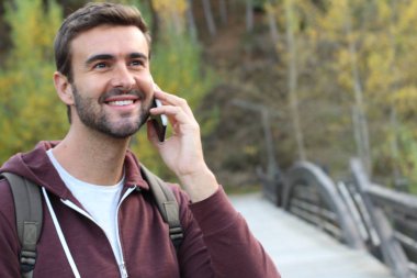 Karışık ırk erkeği kopyalama alanıyla sonbaharda çağrı yapıyor