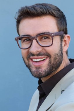 Duvarın önündeki yakışıklı sakallı adamın yakın plan portresi.