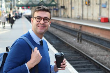 İş adamı retro tren istasyonunda yürüyor