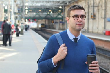 İş adamı retro tren istasyonunda yürüyor