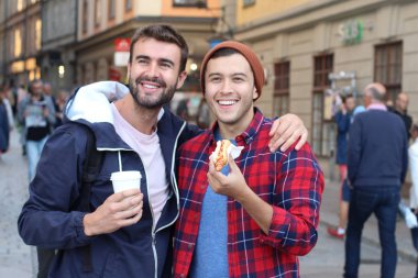 Güzel homoseksüel çift şehir sokaklarında geziniyor.