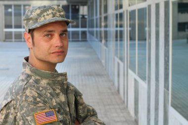 Derin Düşüncelere dalmış Asker