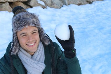 Oyuncu erkek bir kartopu atmak üzere.