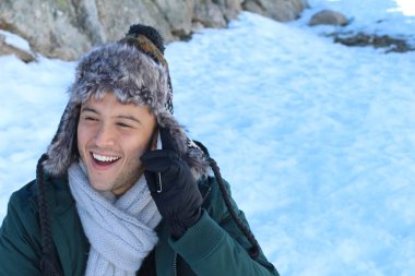 Eskimo erkek telefonla ararken gülümsüyor