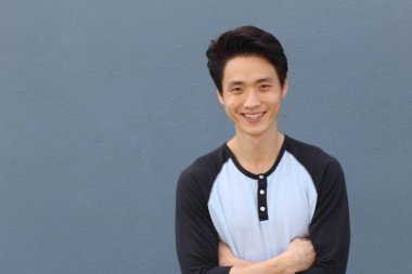 Tarafsız ifadeli Asyalı adam. Yakın plan.