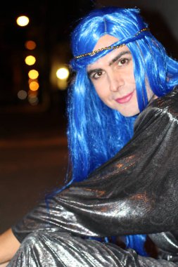 Sokakta mavi saçlı genç transseksüelin yakın plan portresi 