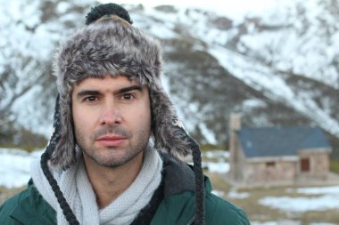 Eskimo erkek, elinde fotokopi aletiyle dışarıda duruyordu.