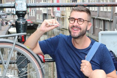 Amsterdam 'da esrar tutarken gülümseyen adam