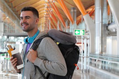 Gemiye binmek üzere olan mutlu gezgin. Genç adam ayrılıyor. 