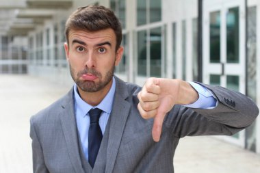 Zalim adam sert bir şekilde reddediyor.