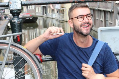 Amsterdam 'da esrar tutarken gülümseyen adam