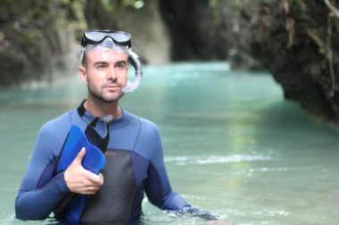 Okyanus mağarasında gülümseyen dalgıç