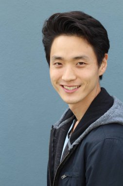 Tarafsız ifadeli Asyalı adam. Yakın plan.