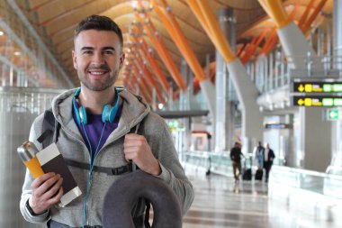 Gemiye binmek üzere olan mutlu gezgin. Genç adam ayrılıyor. 