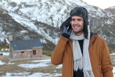 Eskimo erkek telefonla ararken gülümsüyor