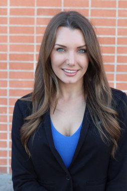 Güzel iş kadını dışarıda duruyor, fotokopi alanına yakın duruyor.