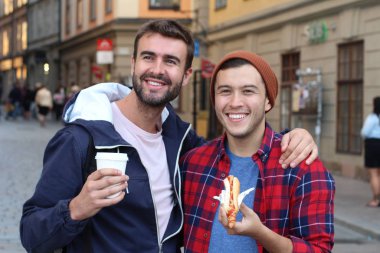 Güzel homoseksüel çift şehir sokaklarında geziniyor.