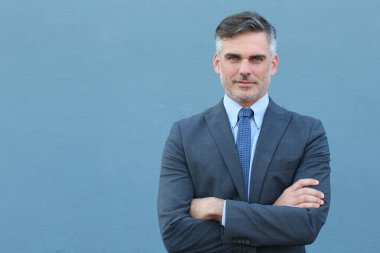 Yakışıklı, olgun iş adamının sokaktaki yakın çekimi.