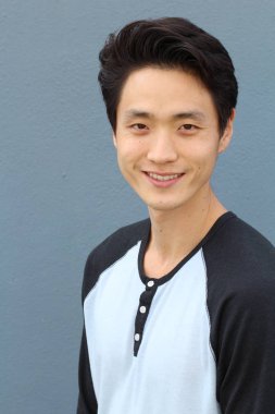 Tarafsız ifadeli Asyalı adam. Yakın plan.