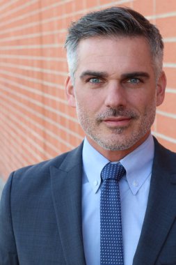 Yakışıklı, olgun iş adamının sokaktaki yakın çekimi.