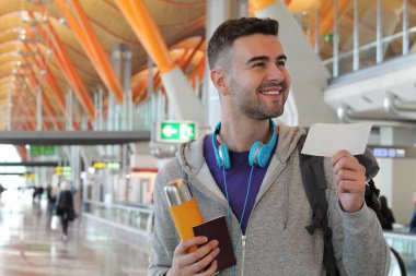 Gemiye binmek üzere olan mutlu gezgin. Genç adam ayrılıyor. 