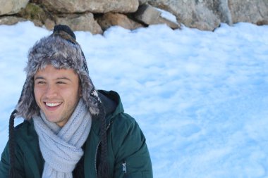 Eskimo erkek telefonla ararken gülümsüyor