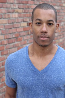 Sokaktaki yakışıklı Afro-Amerikan adamın yakın plan portresi.